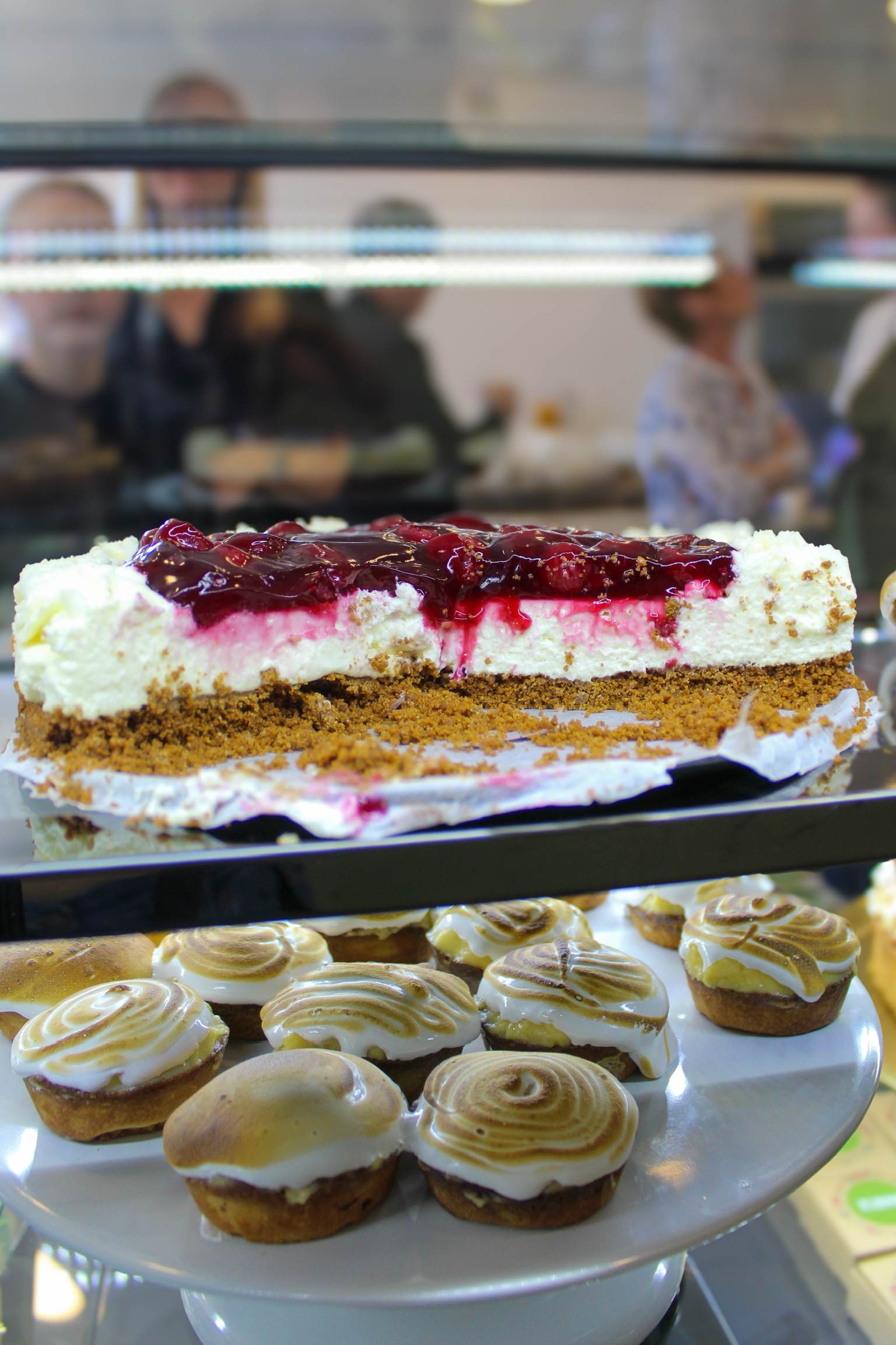 Maartje-Enschede, gebak, taart, appel pecan taart, aardbeientaart, Red Velvet taart, Chocolate chip cookies, kaneelbroodje, kaneel rol, cinnamon role, monchou taart, citroen merengue, koffie to go, matcha, glutenvrij